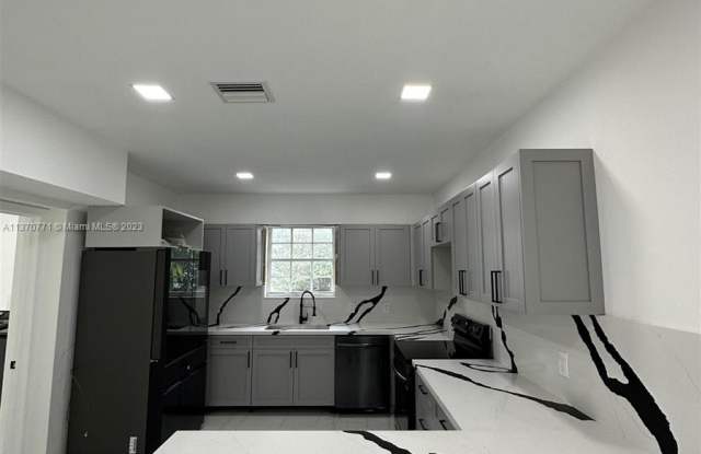516 La Villa Dr
