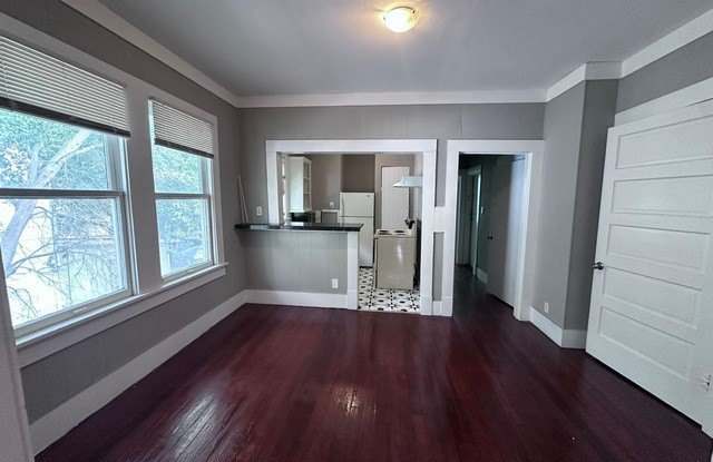 Photo of 415 E Locust