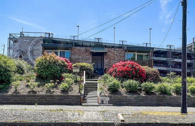 Cute 2:1 Apartment Downtown Olympia with Covered Parking!