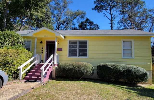 Adorable 3bdrm 1 bath bungalow in central midtown location, "Circle Beautiful" subdivision.