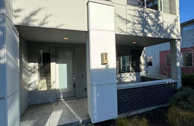 4Bd/3.25Ba Kirkland Townhouse