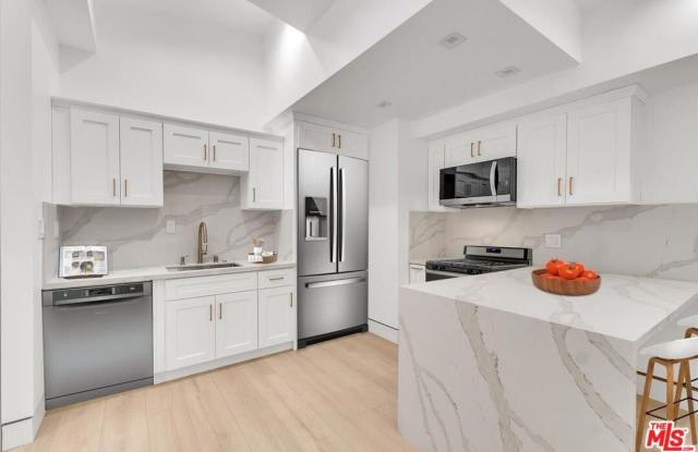 5561 1/2 El Canon Ave