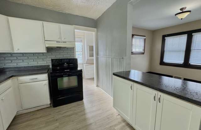 3/1.5 Single Family Home | Driveway