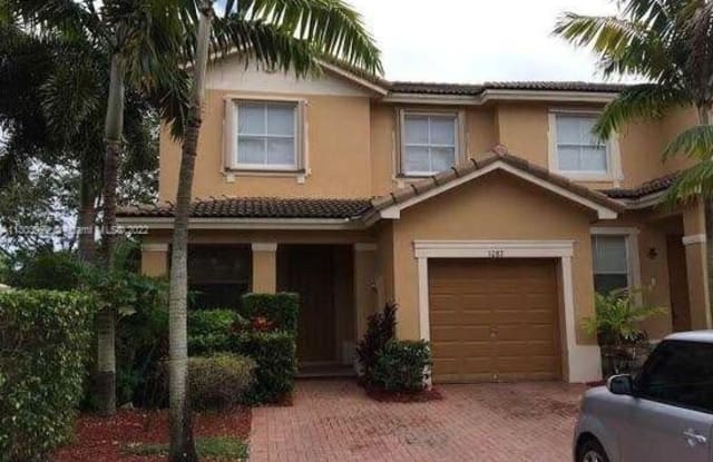 1087 NE 41st Pl - 1087 Northeast 41st Place, Homestead, FL 33033