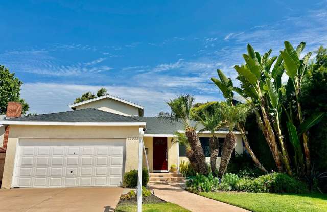 Beautiful 3 bedroom, 2 bath home in "Del Rey"