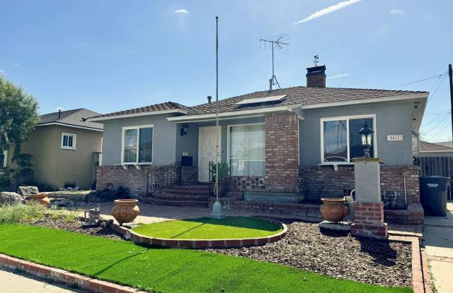Charming 2-Bedroom Home with Fireplace, Backyard & Garage in Lakewood