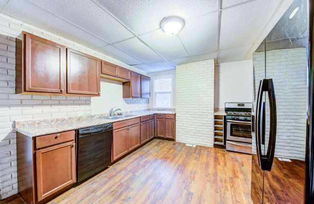 AVAILABLE NOW - 3 BEDROOM, 1.5 BATH HOME!