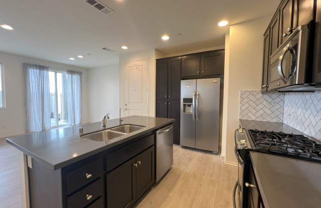 Photo of 3 Bed 2.5 Bath Townhome in the Vista Del Sur HOA