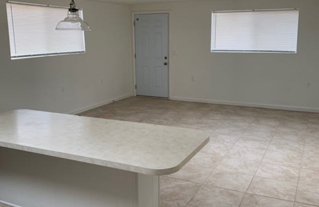 1326 W Hadley St Unit 2