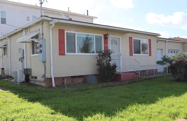 2 bedrooms 2 full bathrooms duplex in El Cajon City.