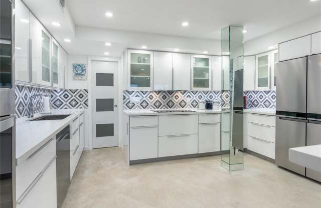 Photo of 2850 N Palm Aire Dr