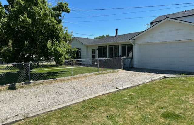 Charming 2‑Bed, 1‑Bath Hamilton Home with Attached Double Garage
