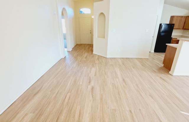 Super cute 3 bed 2 bath home in Huning Ranch. MOVE IN SPECIAL! 1/2 OFF 2ND MONTHS RENT!