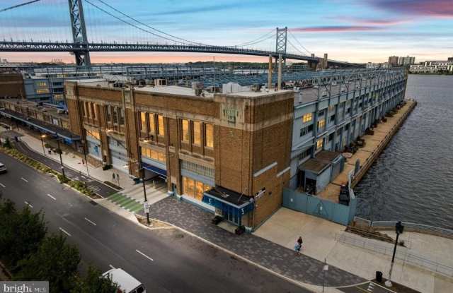 3 N COLUMBUS BOULEVARD