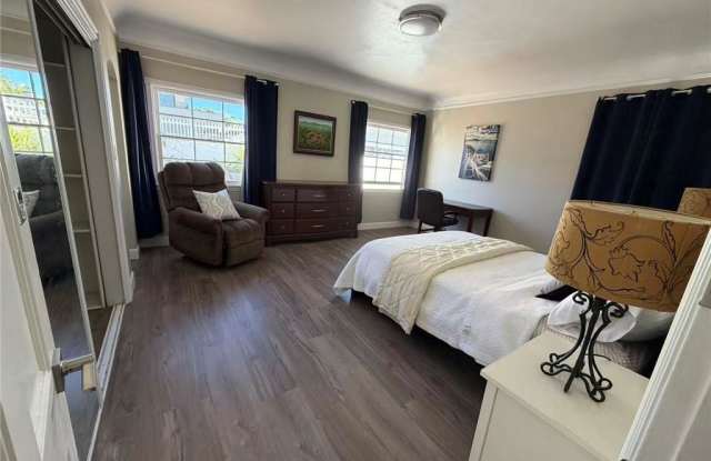 113 North Doheny Drive