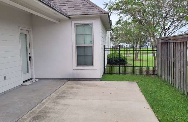 Photo of Beautiful 4 bedroom home on the lake!