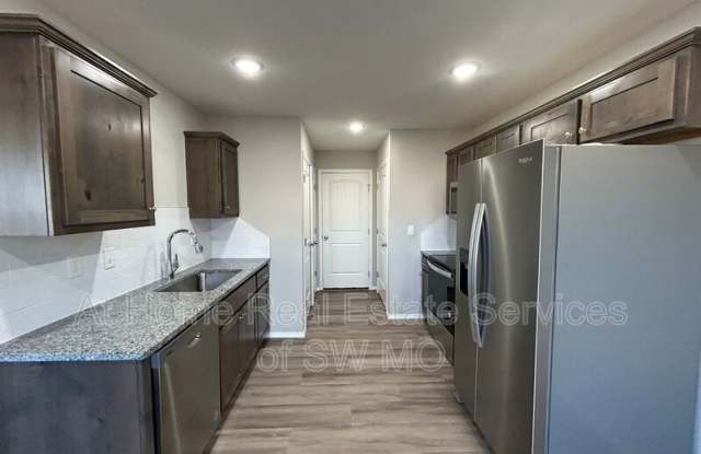 707 E Daniels