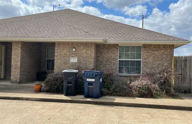 College Station - 3 Bedrooms / 3 bath Duplex on Oldenburg