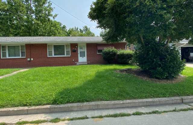 Extremely sharp, clean and roomy 2 BR Duplex in great location in Normal