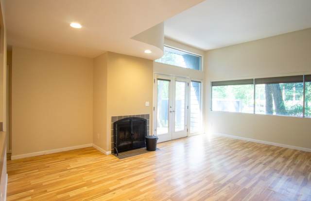 Get $500 OFF! Fantastic Lake Oswego 1Bdr w/Fireplace, Dishwasher, W/D  Patio!