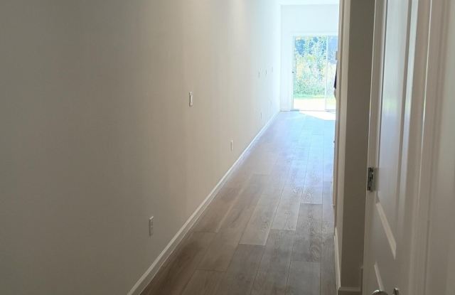 555 HOLLY LAKES Drive