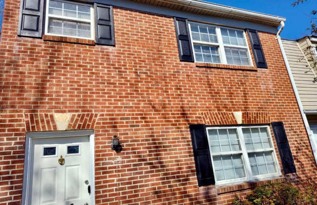 Available 3 Bedroom 1.5 bath Townhouse in Fredericksburg, Stafford County - 817 Bellows Avenue, Stafford County, VA 22405