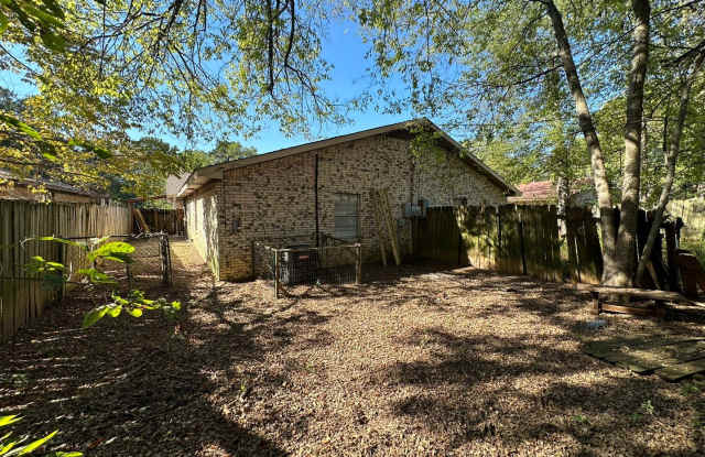 Cozy 3 Bedroom Unit! Tour Today!