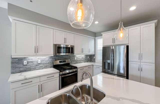 Beautiful 3B/2.5BA w/ attached garage and Washer/Dryer in Chula Vista!