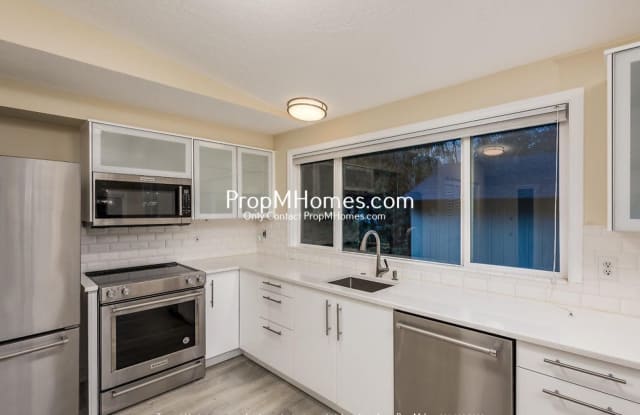 Photo of Updated 2 Bedroom Escape in Lake Oswego!