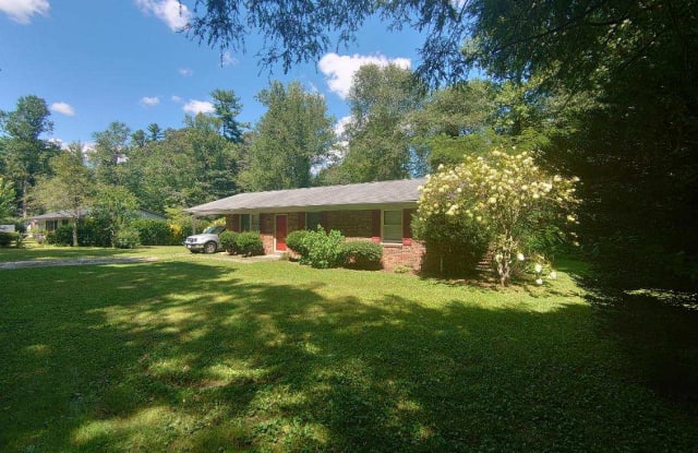 99 West Lake Avenue - 99 West Lake Avenue, Hendersonville, NC 28739