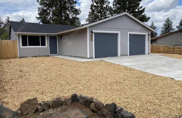 Centrally Located 2 BR - 1 BA Duplex - 715 Southeast Centennial Street, Bend, OR 97702