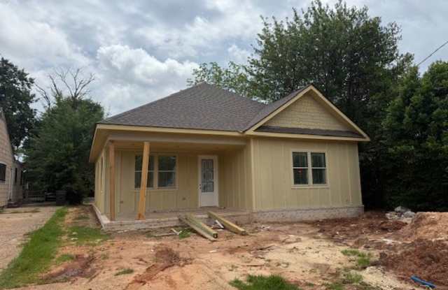 Forest Lake 3 Bed 3.5 Bath Available Now!