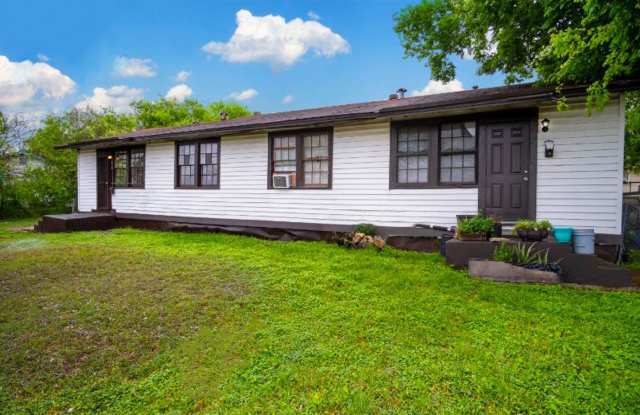 Photo of Cozy Renovated 2 BR Near Downtown