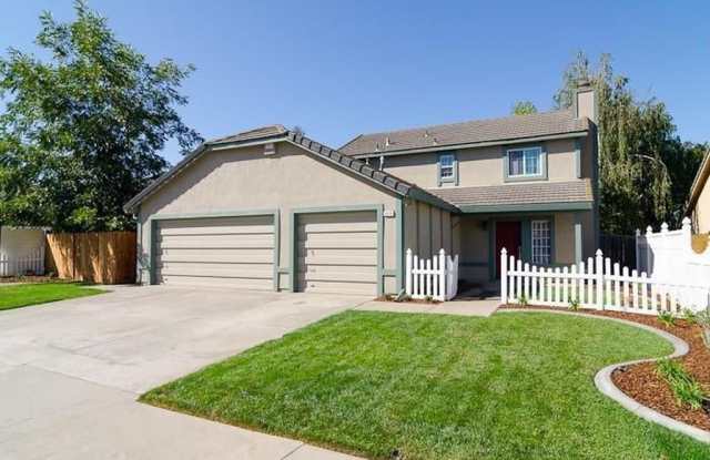 3 Bedroom 2.5 Bath Home with Huge Covered Patio in Backyard!