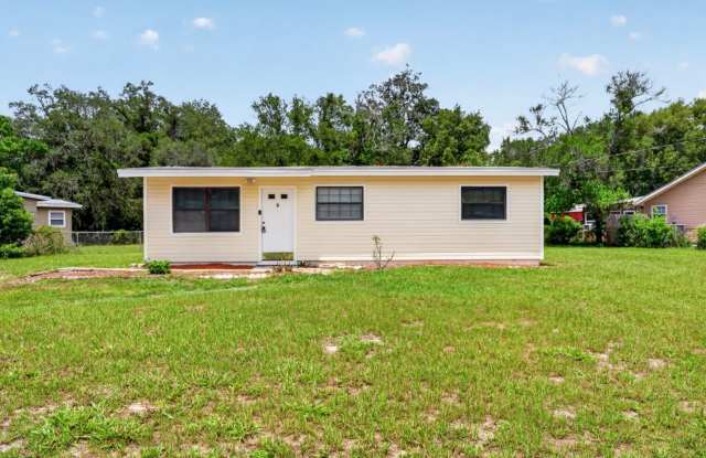 Cute 3 bedroom and 1.5 bath in Orange park
