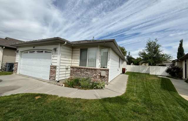 Beautiful 3 bedroom 2 bath unit is a must see!!