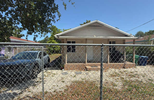 8013 NW 10 Ct
