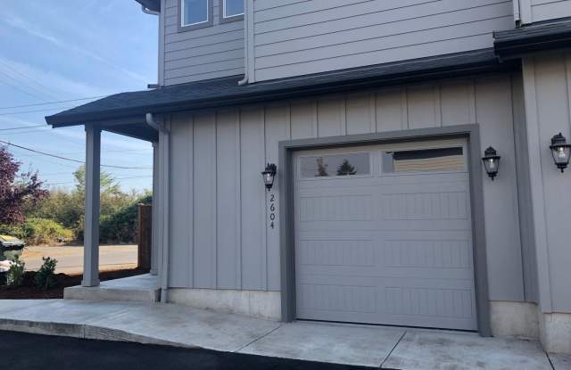 Newer 3 bedroom, 2.5 bath duplex in desirable neighborhood!