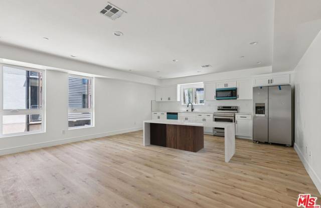 Photo of 2113 Holly Dr unit: 1/2