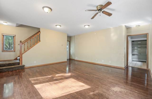 Spacious 6BD/2BA, Close to the U of M! Recently remodeled! Big Living room  Bedrooms! 9/1/25