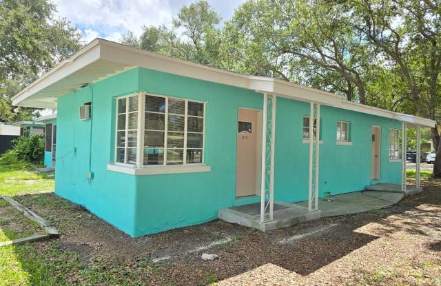 Cute Studio Duplex in Downtown Sarasota Available Now!