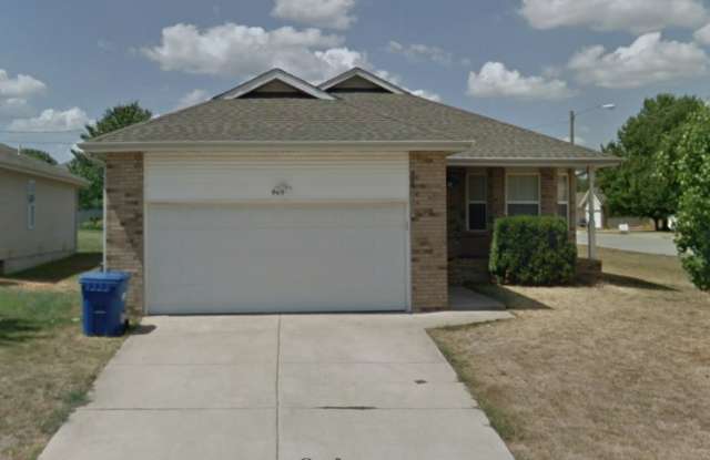 All brick 3 bed 2 bath home in Nixa.