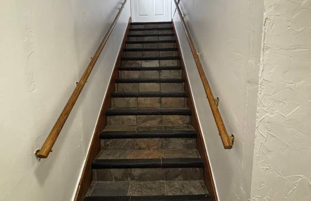 Adorable and spacious 2br 1ba apartment