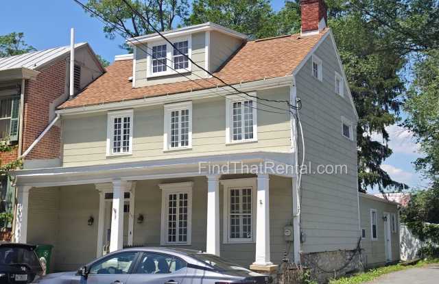 Downtown pet-friendly 3bd w Fenced Yard, Laundry, Screened Porch, Dishwasher, and nearby weekly farmer's market