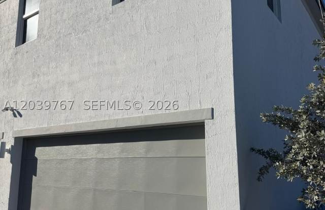 12486 SW 248