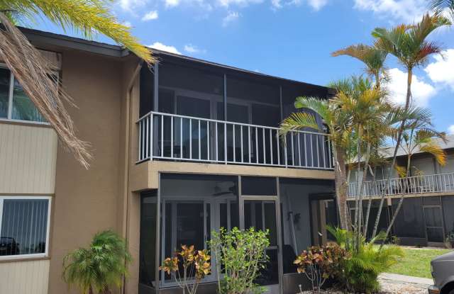 Annual furnished/Seasonal/short term 2 bedroom 1 1/2 bath top floor, renovated condo near Siesta Key!