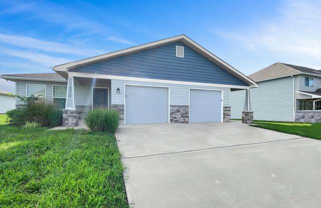 Charming 3BR/2BA Renovated Duplex | Ranch-Style Living in Colonial Gardens