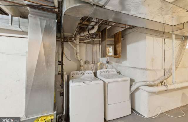 2542 W GIRARD Avenue