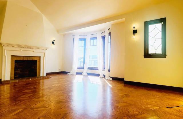 SPACIOUS PARKSIDE SINGLE-FAMILY HOME WITH ENCLOSED PATIO — AVAILABLE NOW!