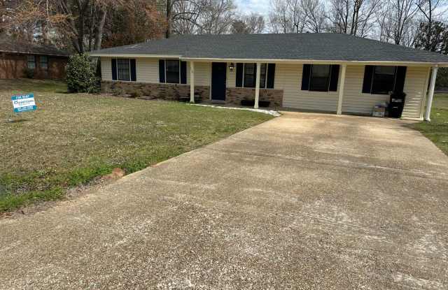 4 bed 2.5 bath with fenced yard... Pets welcome - 112 Gail Road, Lowndes County, MS 39705